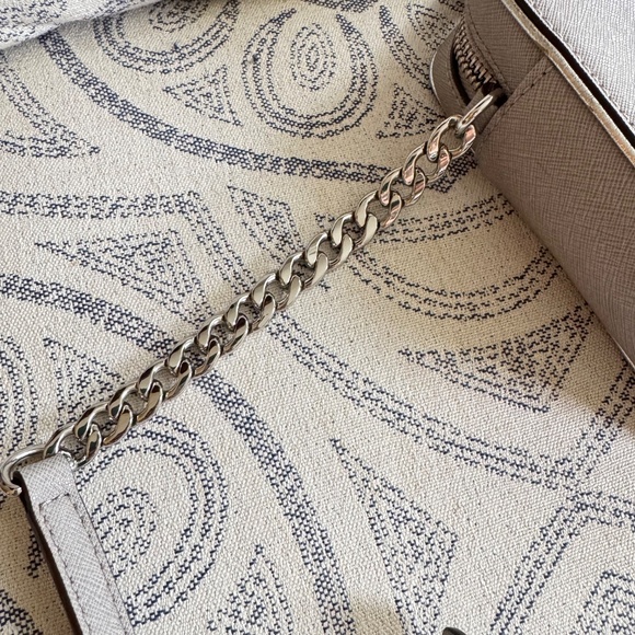 Michael Kors Crossbody Bag in Light Grey Saffiano Leather – Good Condition - Picture 4 of 11